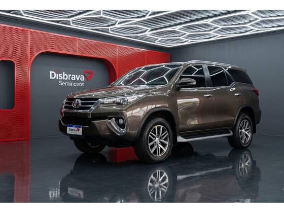 TOYOTA HILUX SW4 2.8 D-4D TURBO DIESEL SRX 4X4 AUTOMÁTICO TOYOTA HILUX SW4 2.8 D-4D TURBO DIESEL SRX 4X4 AUTOMÁTICO